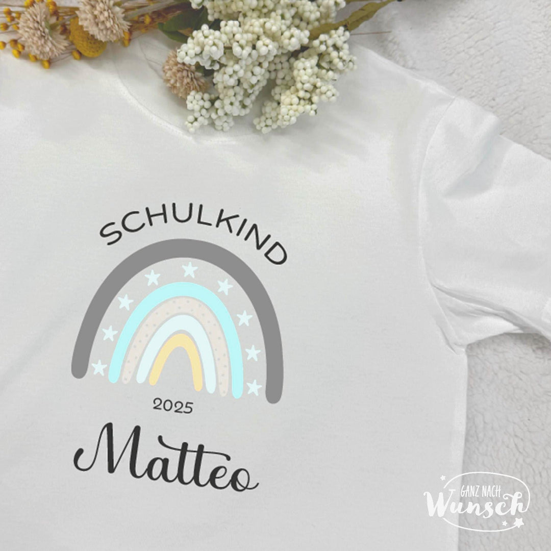 Schulkind-T-Shirt mit Regenbogen im Leoprint