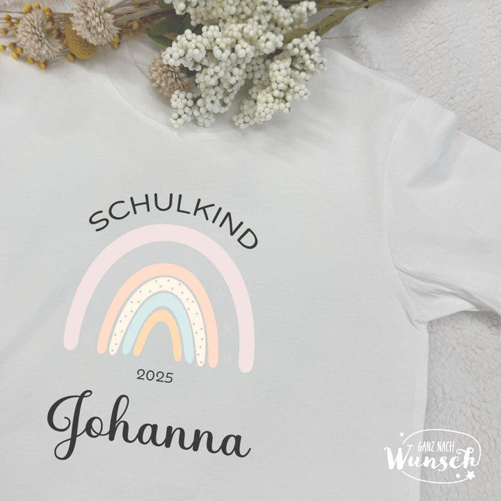 Schulkind-T-Shirt mit Regenbogen im Leoprint