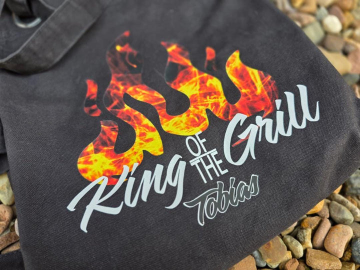 Grillset „King of the Grill“ mit Schürze, Brett und Zange