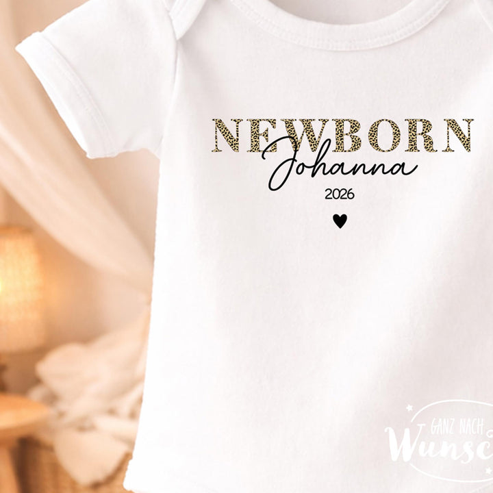 Babybody „Newborn“ im Leoprint mit Name und Jahr