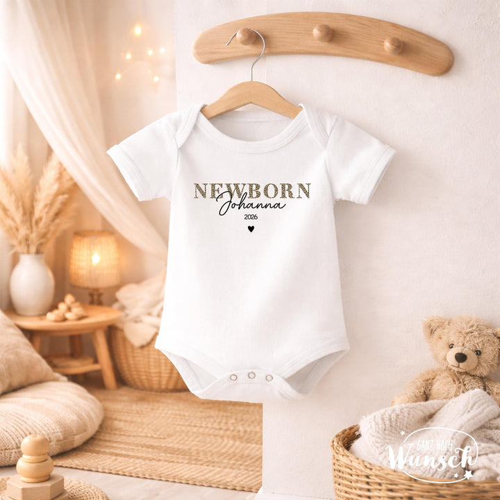 Babybody „Newborn“ im Leoprint mit Name und Jahr
