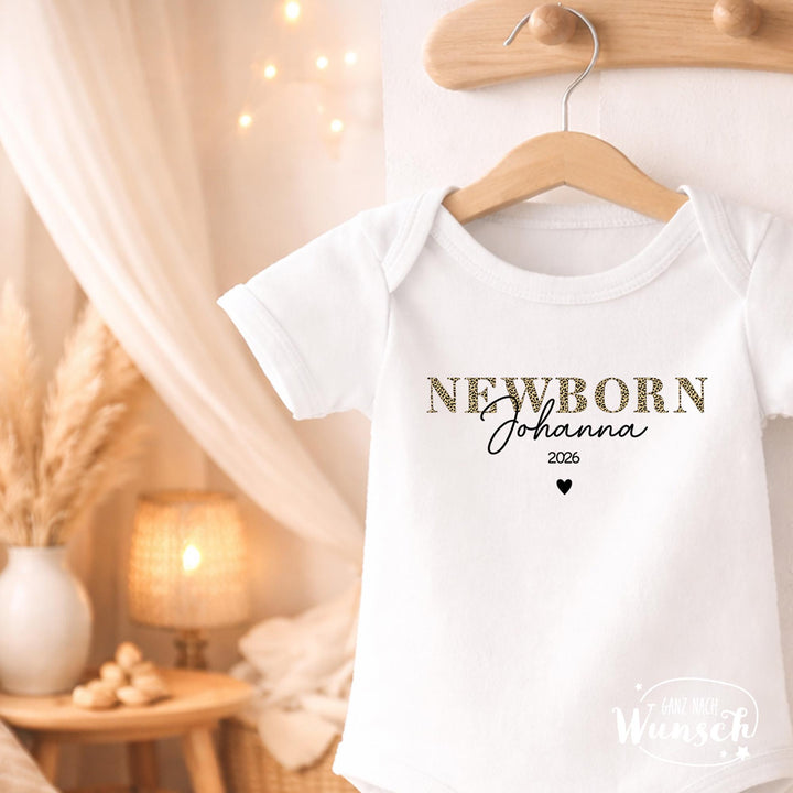 Babybody „Newborn“ im Leoprint mit Name und Jahr