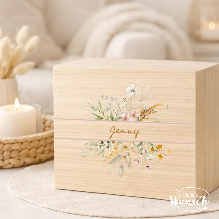Erinnerungskiste mit Blumendesign und Namen