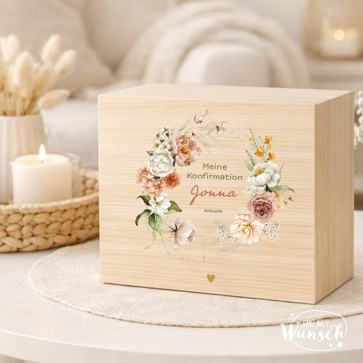 Holzkiste zur Konfirmation mit Blumenkranz und Namen