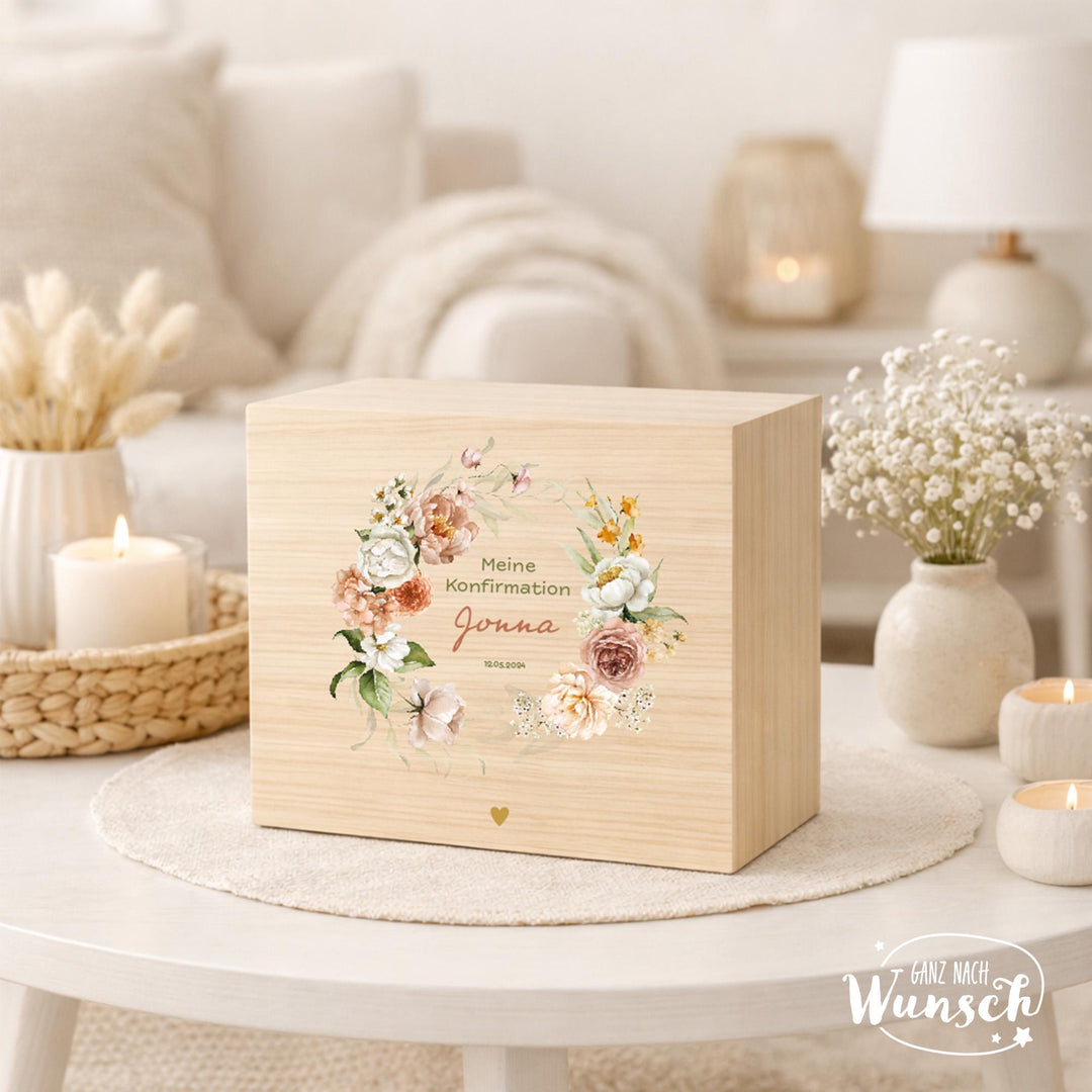 Holzkiste zur Konfirmation mit Blumenkranz und Namen
