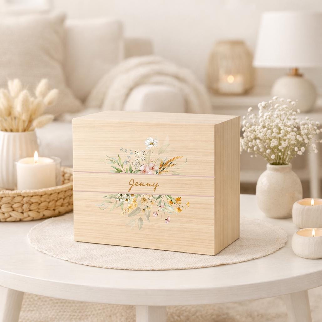 Erinnerungskiste mit Blumendesign und Namen