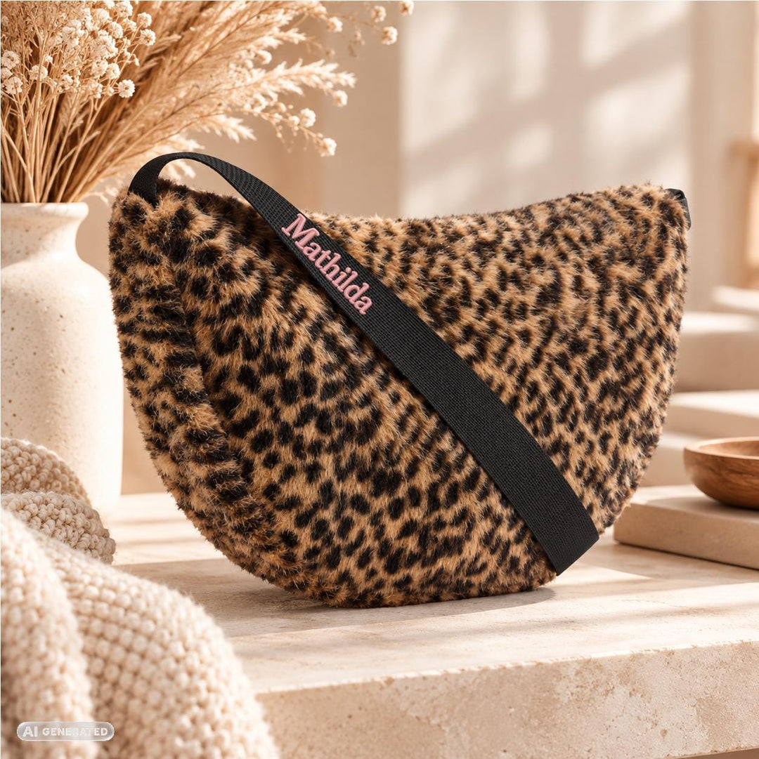 Reisenthel Moonbag S „Leo Fake Fur“ mit Namensstick – Bild 6