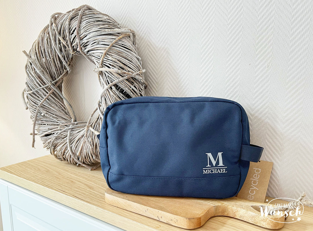 Kulturtasche aus recyceltem Polyester – personalisiert mit Namen