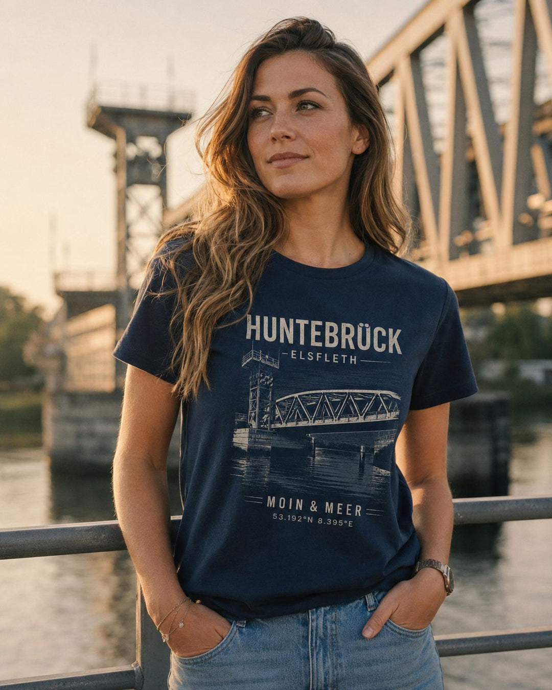 Damen T-Shirt Huntebrueck Elsfleth Navy Frontprint am Sonnenuntergang mit Bruecke im Hintergrund
