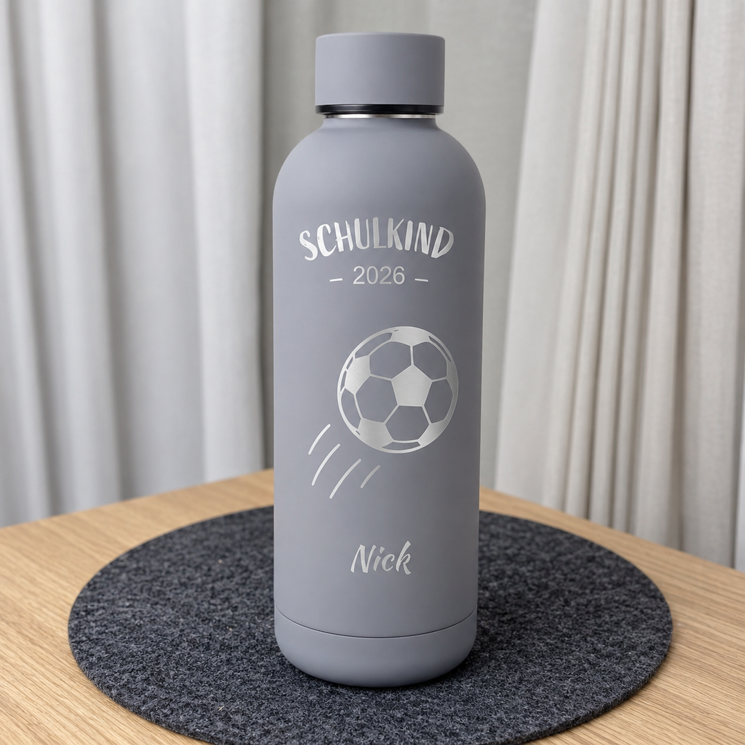 Isolierflasche Schulkind personalisiert „Fußball“ – Einschulungsgeschenk Jungen